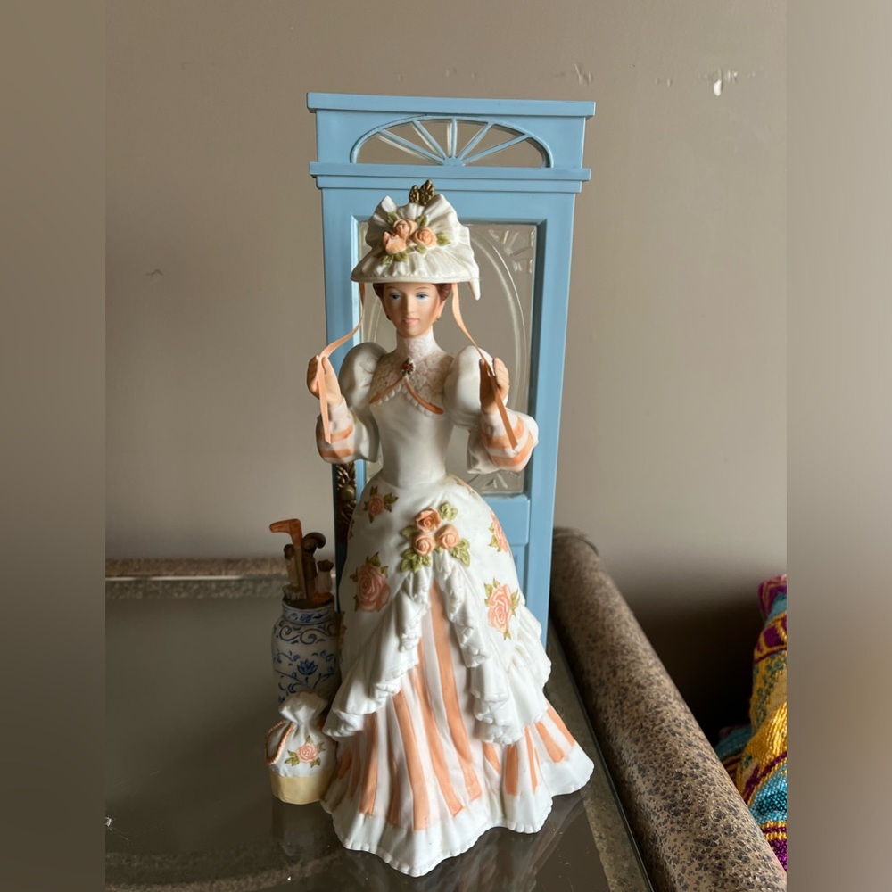 Vintage Avon mrs Albee ceramic figurine
